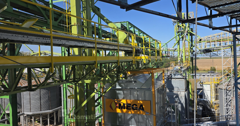 Equipo tecnico en planta industrial